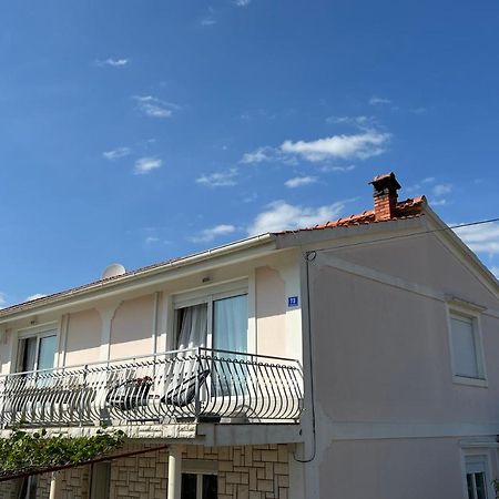 Apartments Tino & Leon Sukošan エクステリア 写真