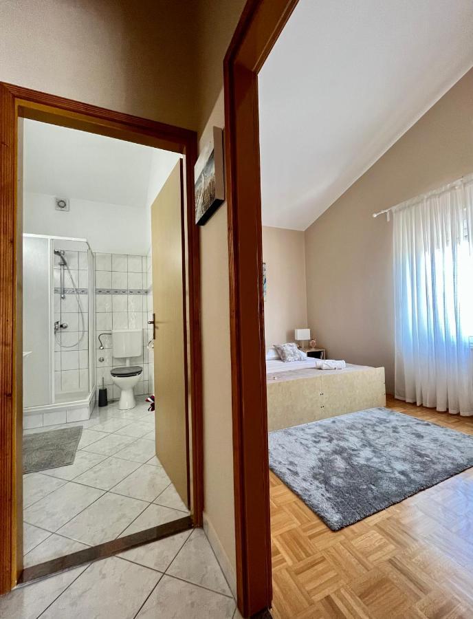 Apartments Tino & Leon Sukošan エクステリア 写真